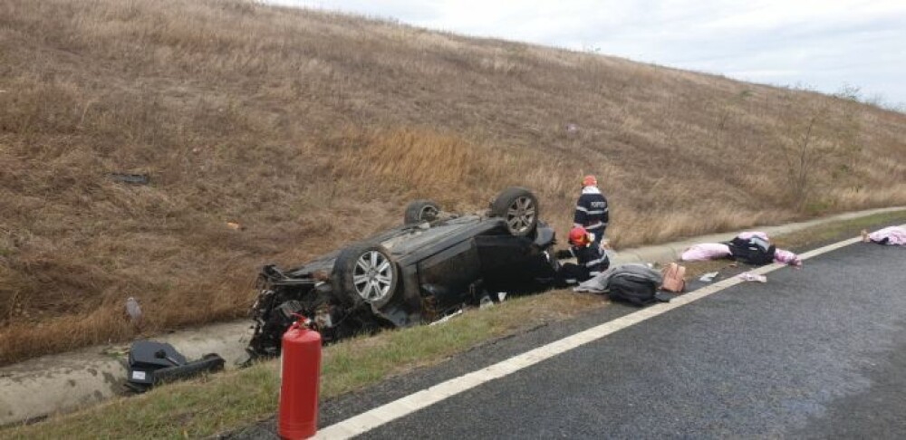 Mașină răsturnată zeci de metri pe A1, în Timiș. O fată de 23 ani a murit pe loc - Imaginea 3