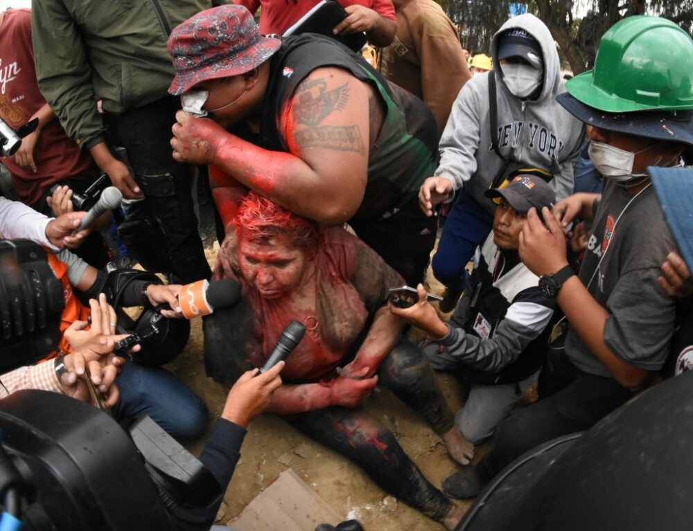 Primăriță bătută, târâtă pe străzi și tunsă de protestatarii nervoși din Bolivia - Imaginea 2