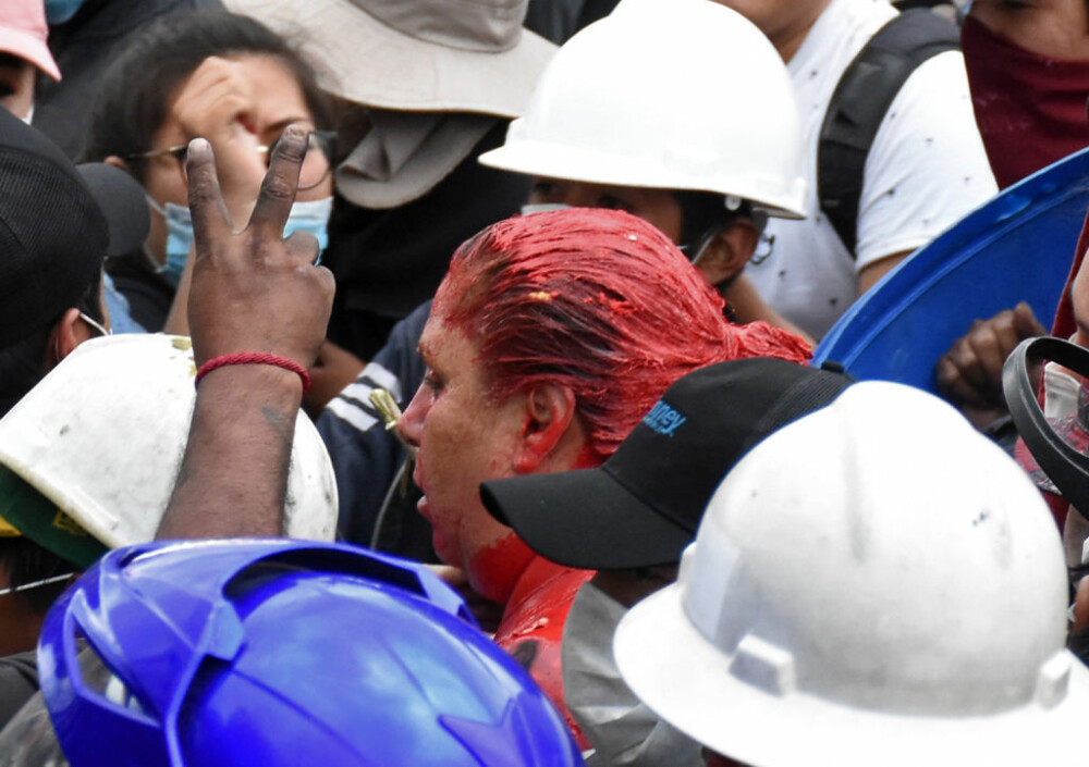 Primăriță bătută, târâtă pe străzi și tunsă de protestatarii nervoși din Bolivia - Imaginea 3