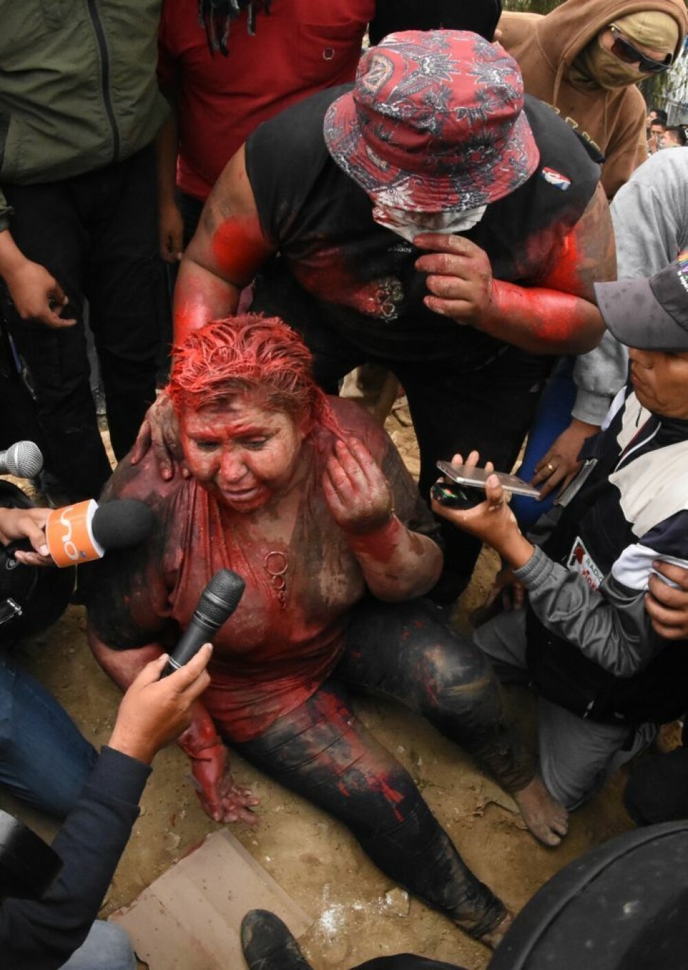 Primăriță bătută, târâtă pe străzi și tunsă de protestatarii nervoși din Bolivia - Imaginea 4