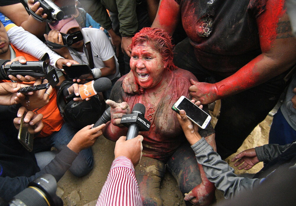 Primăriță bătută, târâtă pe străzi și tunsă de protestatarii nervoși din Bolivia - Imaginea 5