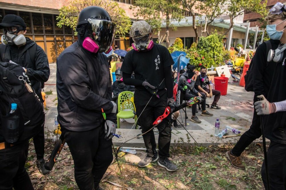 Zonă de război în Hong Kong: Baricade, tiruri de săgeți și bătăi între localnici - Imaginea 1