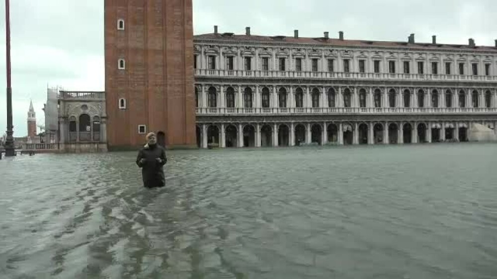 Veneția rămâne sub amenințarea apelor. Pagubele sunt de ordinul a sute de mil. € - Imaginea 1
