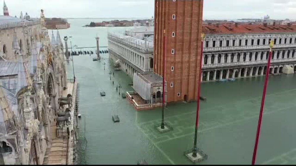 Veneția rămâne sub amenințarea apelor. Pagubele sunt de ordinul a sute de mil. € - Imaginea 3