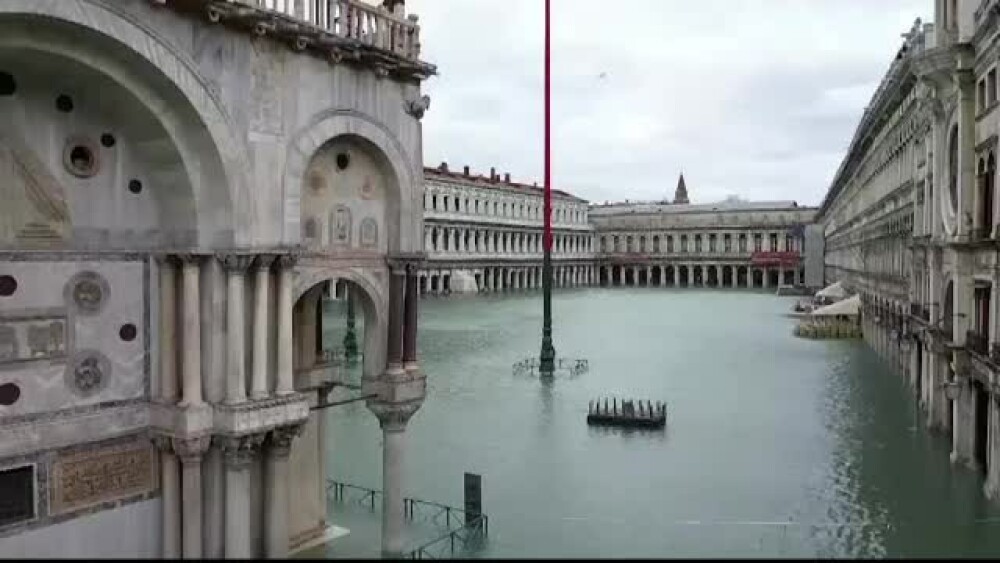 Veneția rămâne sub amenințarea apelor. Pagubele sunt de ordinul a sute de mil. € - Imaginea 4