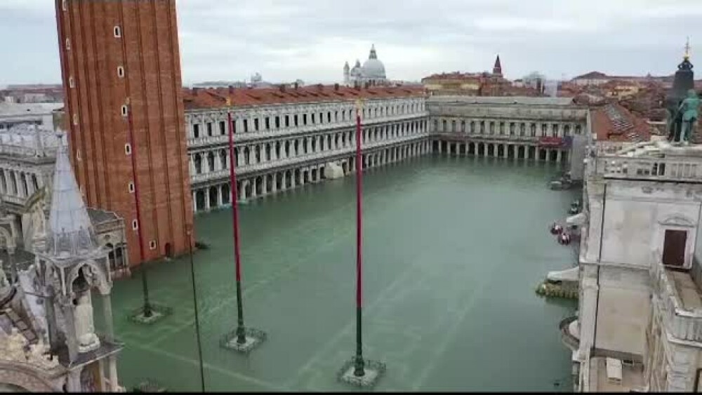 Veneția rămâne sub amenințarea apelor. Pagubele sunt de ordinul a sute de mil. € - Imaginea 5