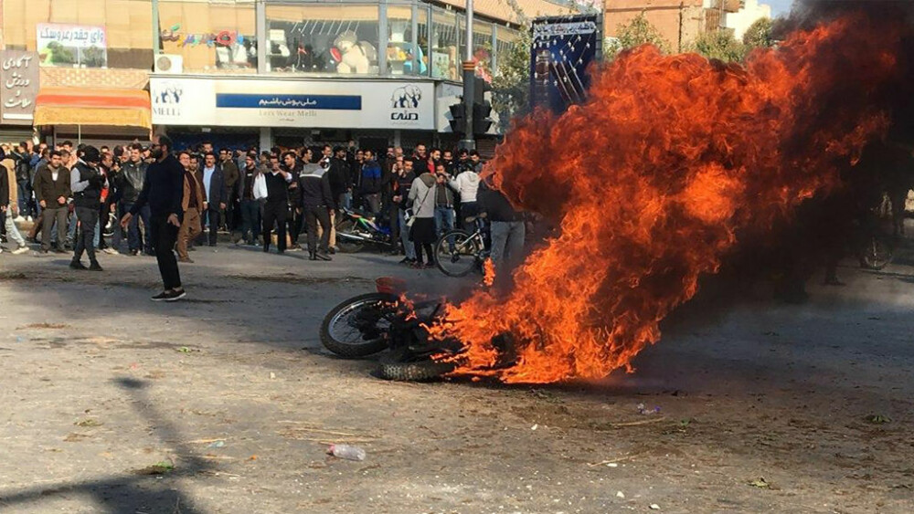 Proteste violente din cauza scumpirii benzinei, în Iran. Un polițist a fost ucis - Imaginea 1