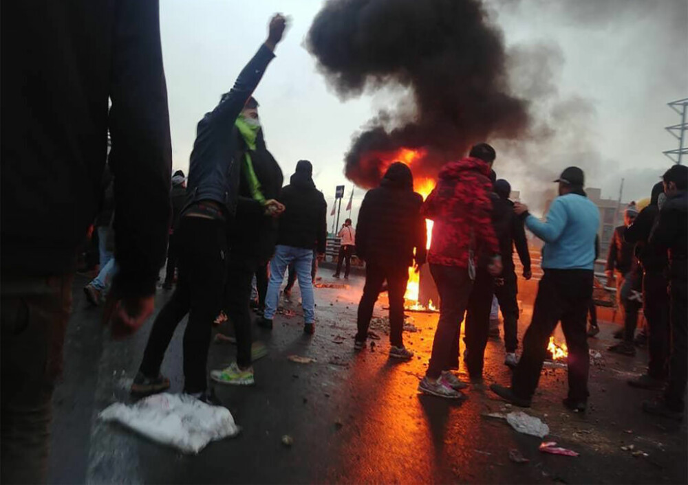 Proteste violente din cauza scumpirii benzinei, în Iran. Un polițist a fost ucis - Imaginea 2