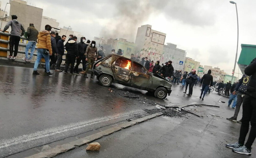 Proteste violente din cauza scumpirii benzinei, în Iran. Un polițist a fost ucis - Imaginea 3