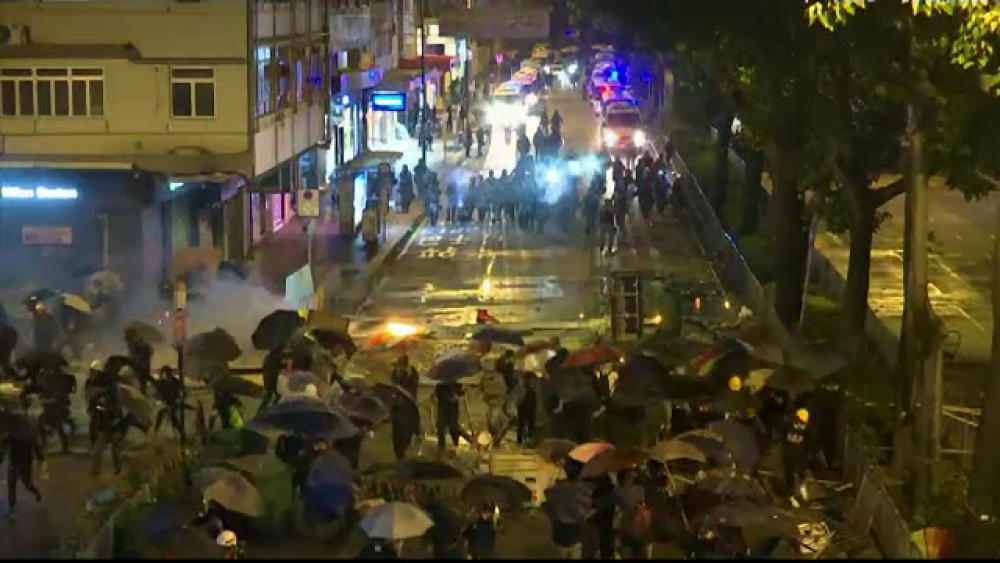 Noi incidente violente în Hong Kong. Sute de protestatari, goniți cu gaze lacrimogene - Imaginea 1