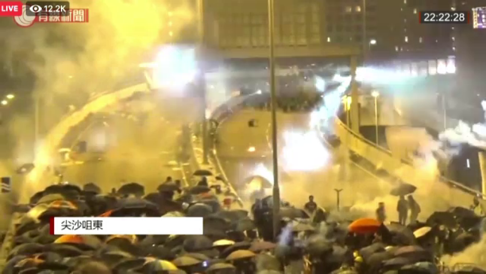 Noi incidente violente în Hong Kong. Sute de protestatari, goniți cu gaze lacrimogene - Imaginea 6