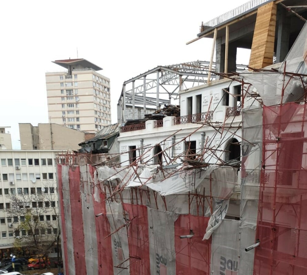 O schelă s-a desprins parțial de pe fațada unui bloc din București. Două mașini avariate - Imaginea 2