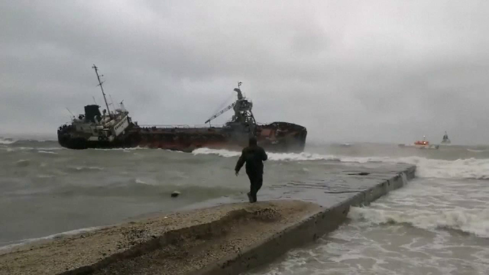 Petrolier eșuat în Marea Neagră din cauza unei furtuni puternice. Căpitanul, în stare gravă - Imaginea 1