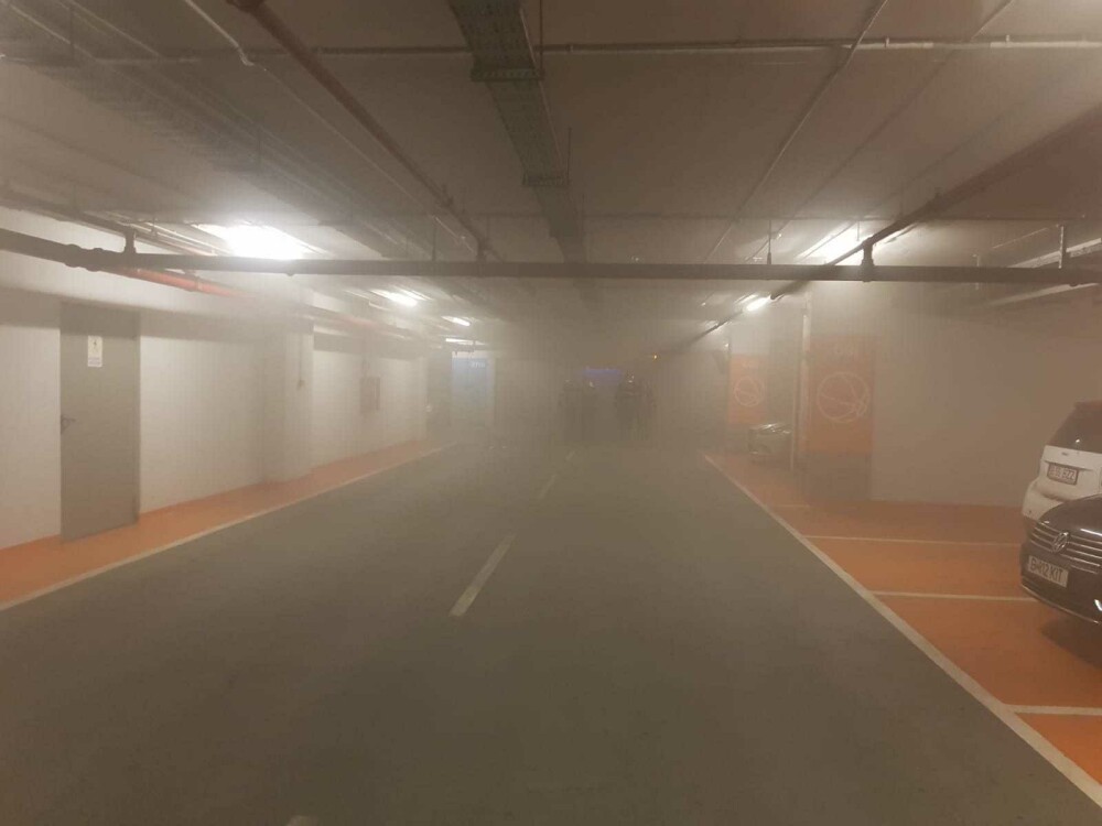 Mall din București, evacuat de urgență din cauza unui incendiu. VIDEO - Imaginea 8