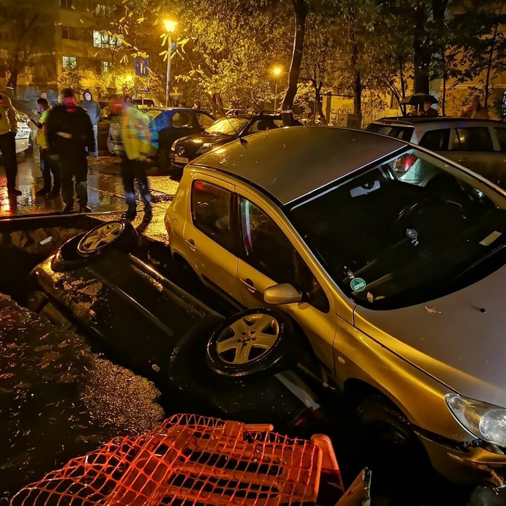Imagini șocante în București: două maşini au căzut într-o groapă, pe Aleea Compozitorilor - Imaginea 6