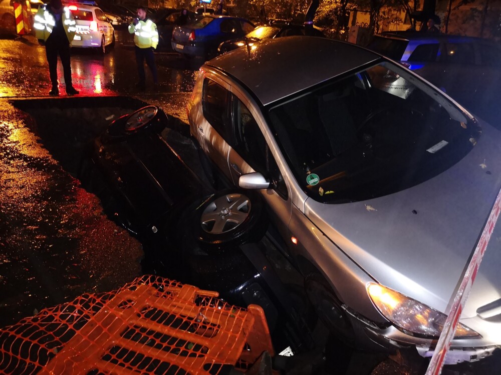 Imagini șocante în București: două maşini au căzut într-o groapă, pe Aleea Compozitorilor - Imaginea 2