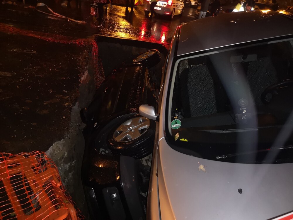 Imagini șocante în București: două maşini au căzut într-o groapă, pe Aleea Compozitorilor - Imaginea 3