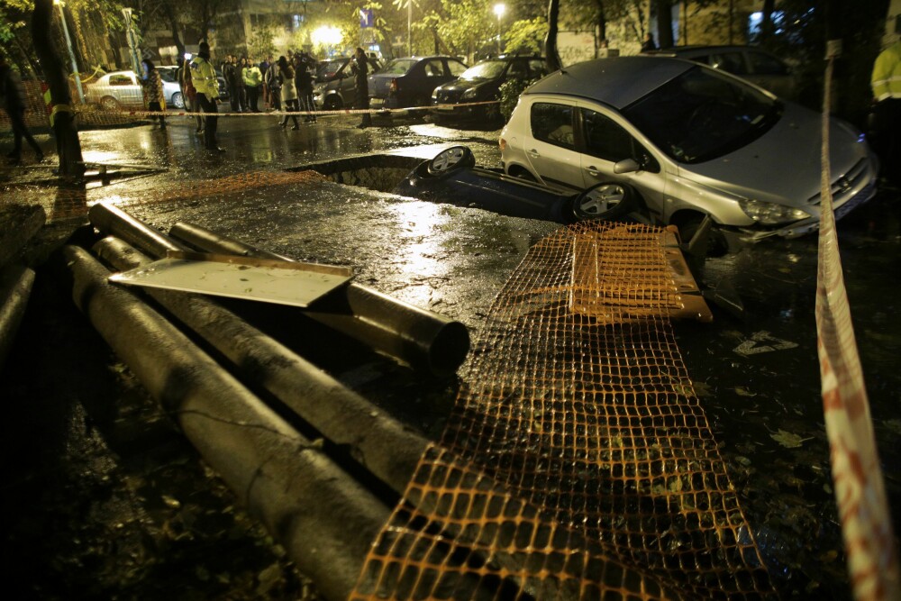 Imagini șocante în București: două maşini au căzut într-o groapă, pe Aleea Compozitorilor - Imaginea 4