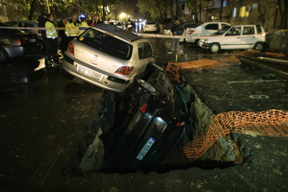 Imagini șocante în București: două maşini au căzut într-o groapă, pe Aleea Compozitorilor - Imaginea 5