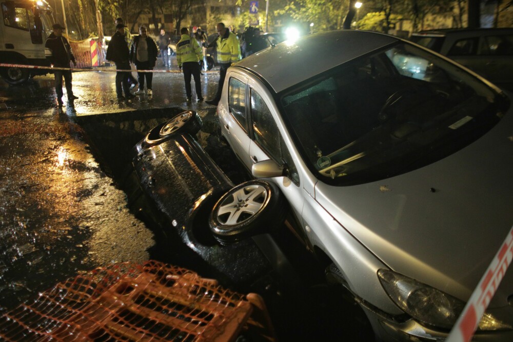 Imagini șocante în București: două maşini au căzut într-o groapă, pe Aleea Compozitorilor - Imaginea 1