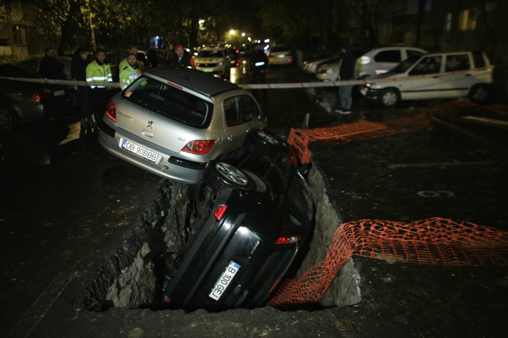 Imagini șocante în București: două maşini au căzut într-o groapă, pe Aleea Compozitorilor - Imaginea 7