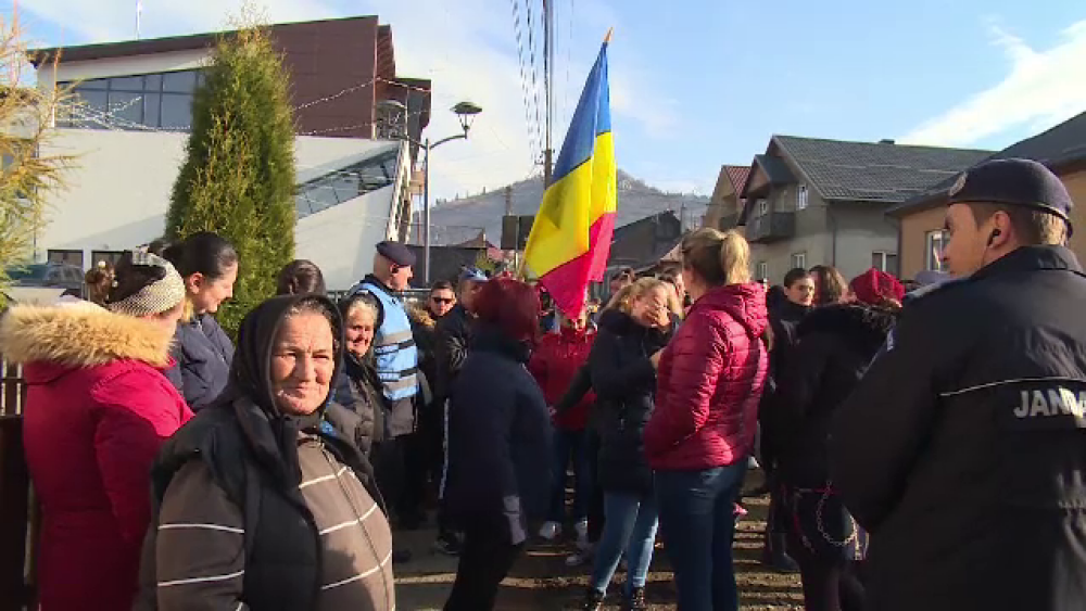 Proteste împotriva unui profesor din Bistrița. Părinții nu-și mai lasă copiii la școală - Imaginea 3