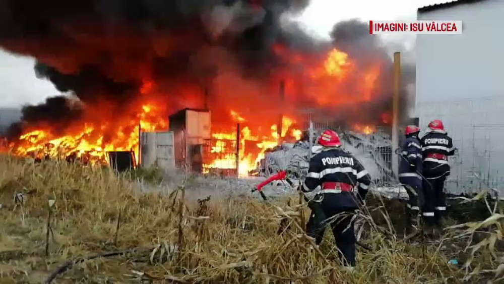 Incendiu masiv în Vâlcea. Pompierii se chinuie de patru zile să stingă focul - Imaginea 1