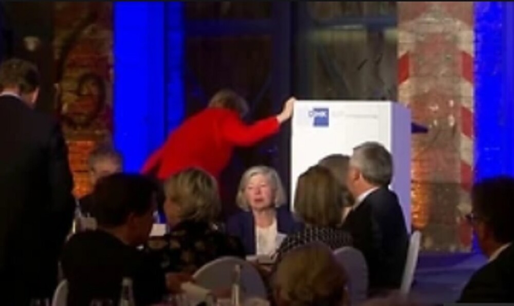 Cancelarul german Angela Merkel, la un pas să cadă pe scenă - Imaginea 2
