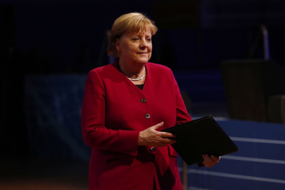 Cancelarul german Angela Merkel, la un pas să cadă pe scenă - Imaginea 1