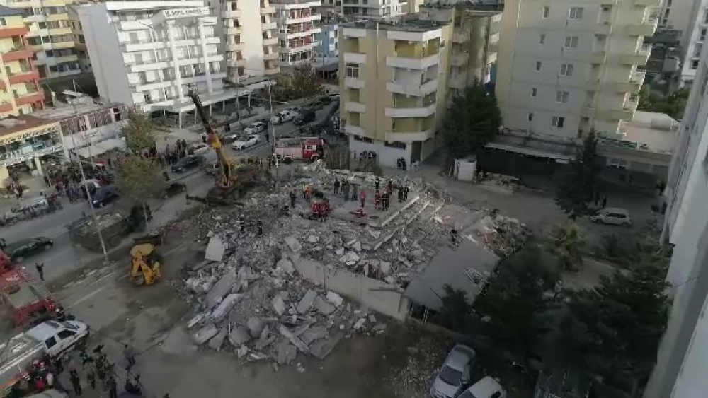 Luptă acerbă în Albania pentru salvarea victimelor de sub ruine. Bilanțul morților crește - Imaginea 5