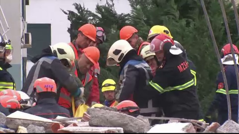 Luptă acerbă în Albania pentru salvarea victimelor de sub ruine. Bilanțul morților crește - Imaginea 3