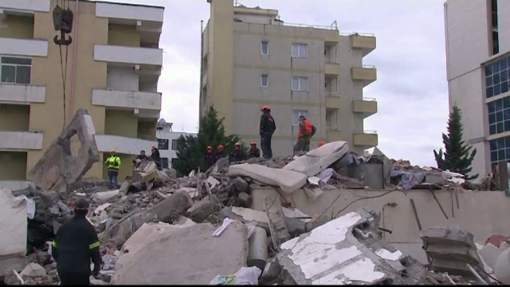 Luptă acerbă în Albania pentru salvarea victimelor de sub ruine. Bilanțul morților crește - Imaginea 2