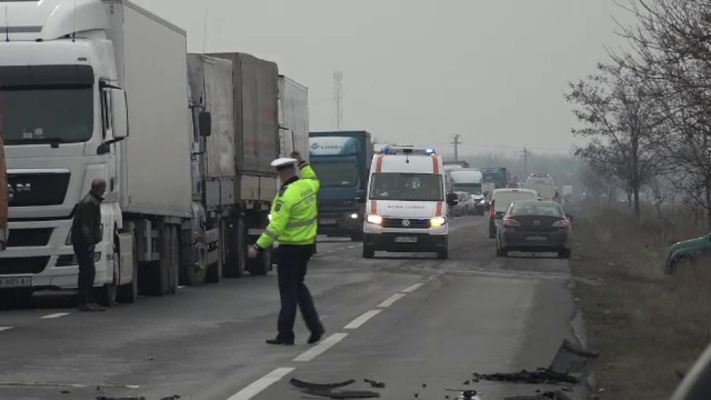 Accident grav în Buzău. Trei mașini s-au izbit după o depășire periculoasă - Imaginea 5