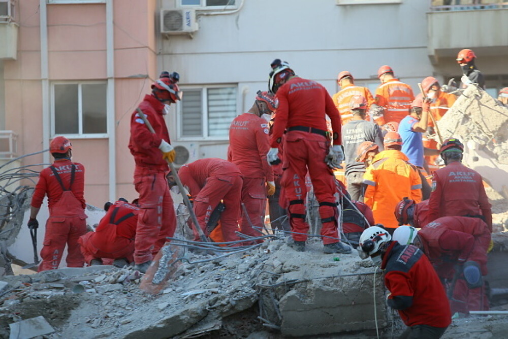 O fetiţă de trei ani a fost salvată la 65 de ore după seismul din Turcia. GALERIE FOTO - Imaginea 9