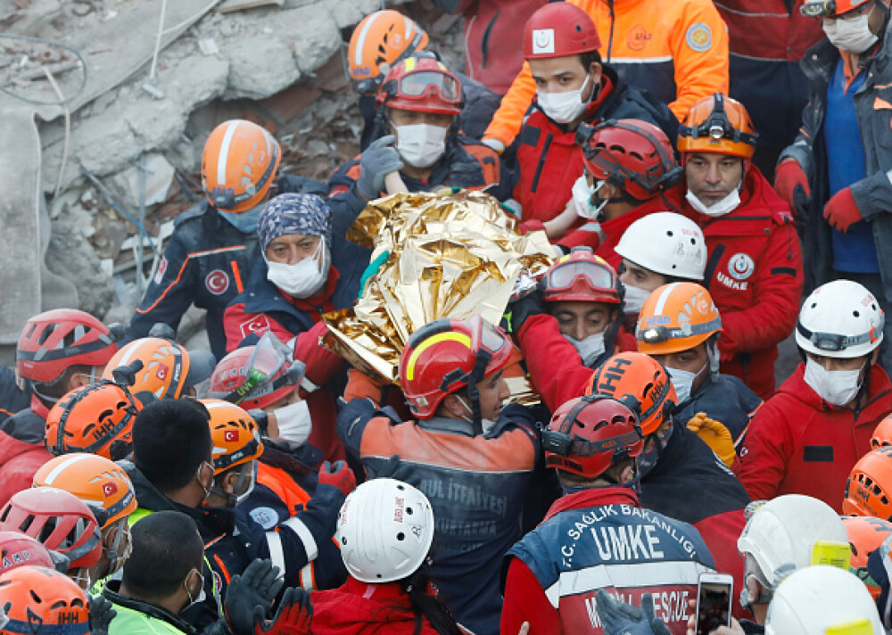 O fetiţă de trei ani a fost salvată la 65 de ore după seismul din Turcia. GALERIE FOTO - Imaginea 4