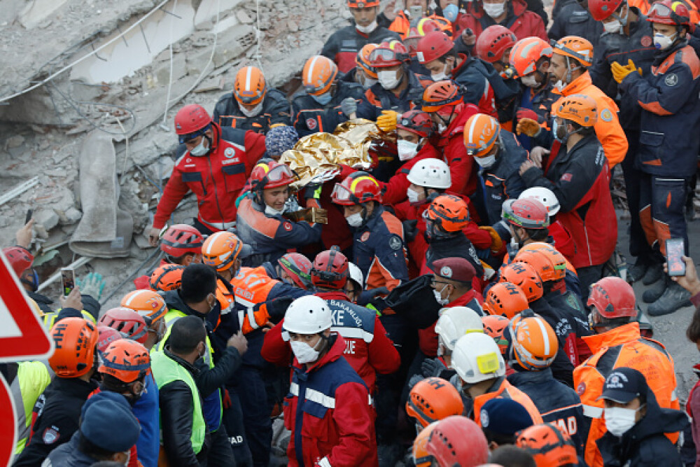 O fetiţă de trei ani a fost salvată la 65 de ore după seismul din Turcia. GALERIE FOTO - Imaginea 3