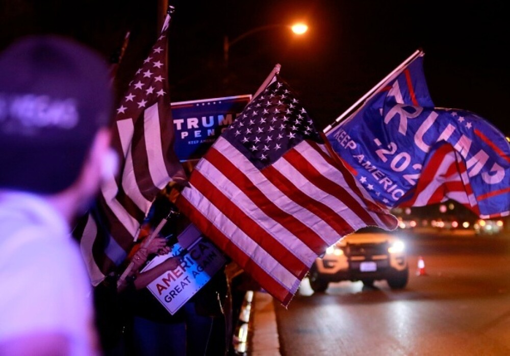 Alegeri SUA 2020. Mai mulți susținători ai lui Trump s-au rugat în fața unui centru de vot din Nevada - Imaginea 6
