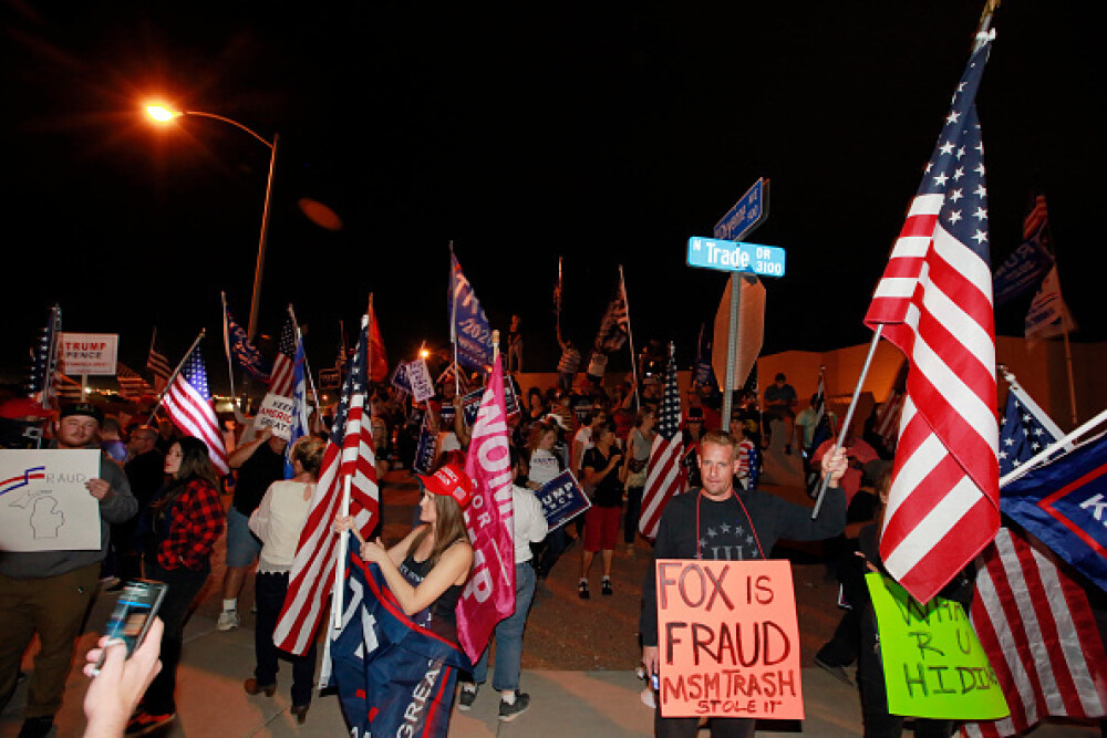 Alegeri SUA 2020. Mai mulți susținători ai lui Trump s-au rugat în fața unui centru de vot din Nevada - Imaginea 2