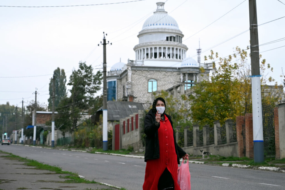 Cum arată palatele romilor din Moldova. Un bulibaşă şi-a făcut o copie a Capitoliului, apoi a abandonat-o - Imaginea 2