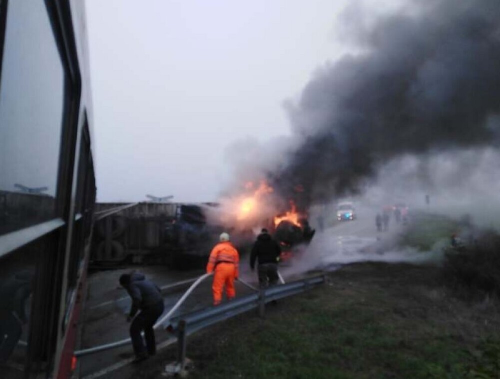 TIR cuprins de flăcări, după ce a fost lovit de tren în județul Timiș. VIDEO - Imaginea 1