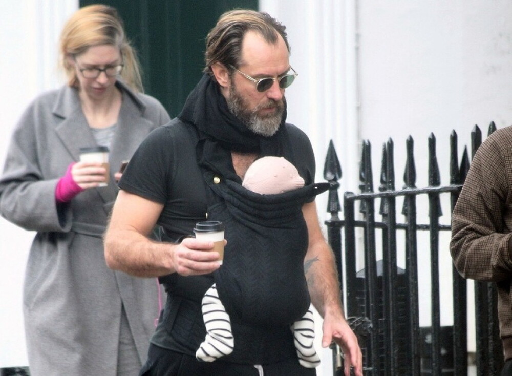 Jude Law, surprins la plimbare cu al șaselea copil al său, în Londra. GALERIE FOTO - Imaginea 7
