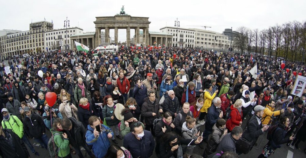 Mii de persoane protestează în Berlin împotriva guvernului, care va primi puteri sporite - Imaginea 1