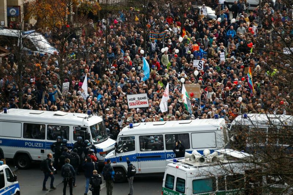 Mii de persoane protestează în Berlin împotriva guvernului, care va primi puteri sporite - Imaginea 2