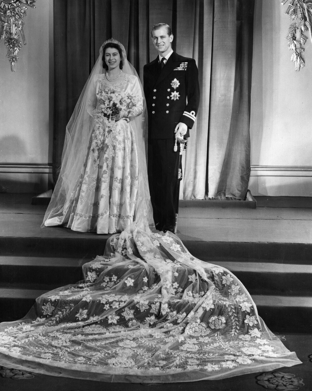 Regina Elisabeta şi prinţul Philip sărbătoresc 73 de ani de căsnicie. Imagini de la nuntă. GALERIE FOTO - Imaginea 7