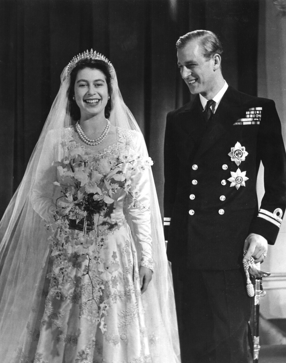 Regina Elisabeta şi prinţul Philip sărbătoresc 73 de ani de căsnicie. Imagini de la nuntă. GALERIE FOTO - Imaginea 4