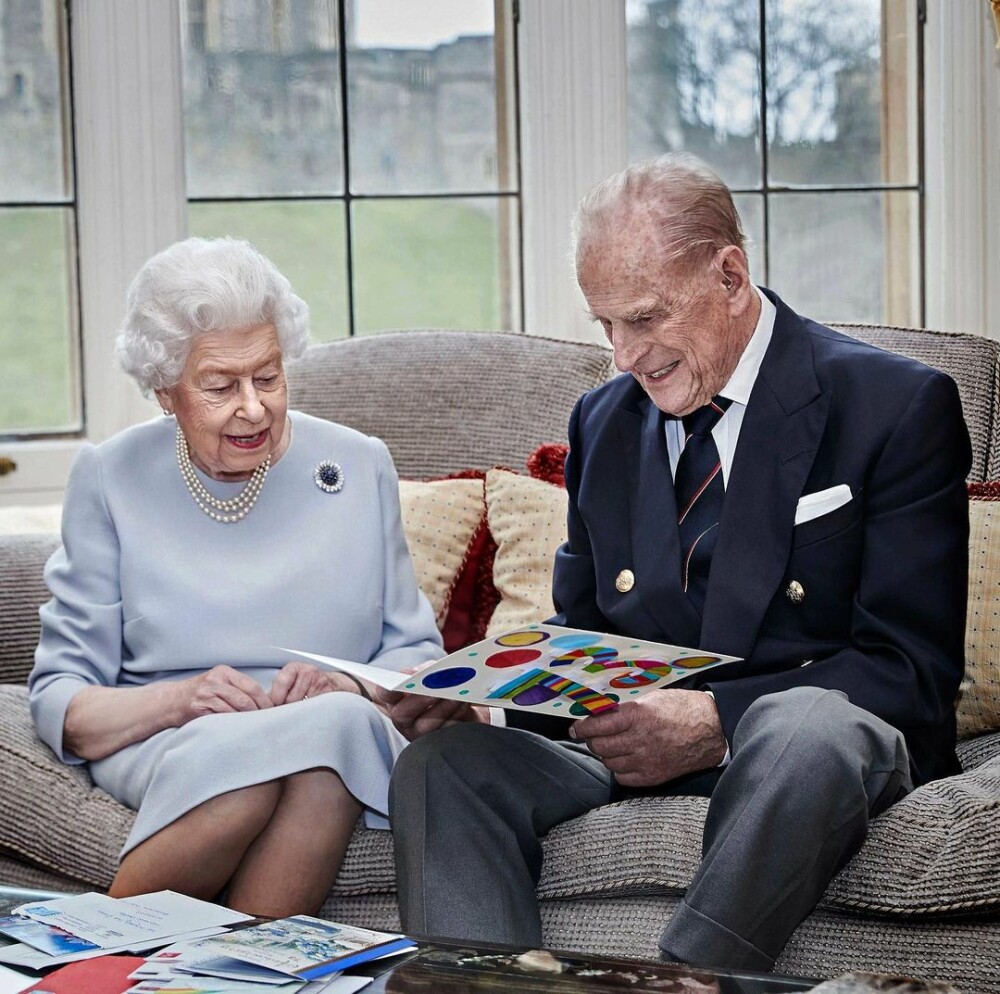 Regina Elisabeta şi prinţul Philip sărbătoresc 73 de ani de căsnicie. Imagini de la nuntă. GALERIE FOTO - Imaginea 1