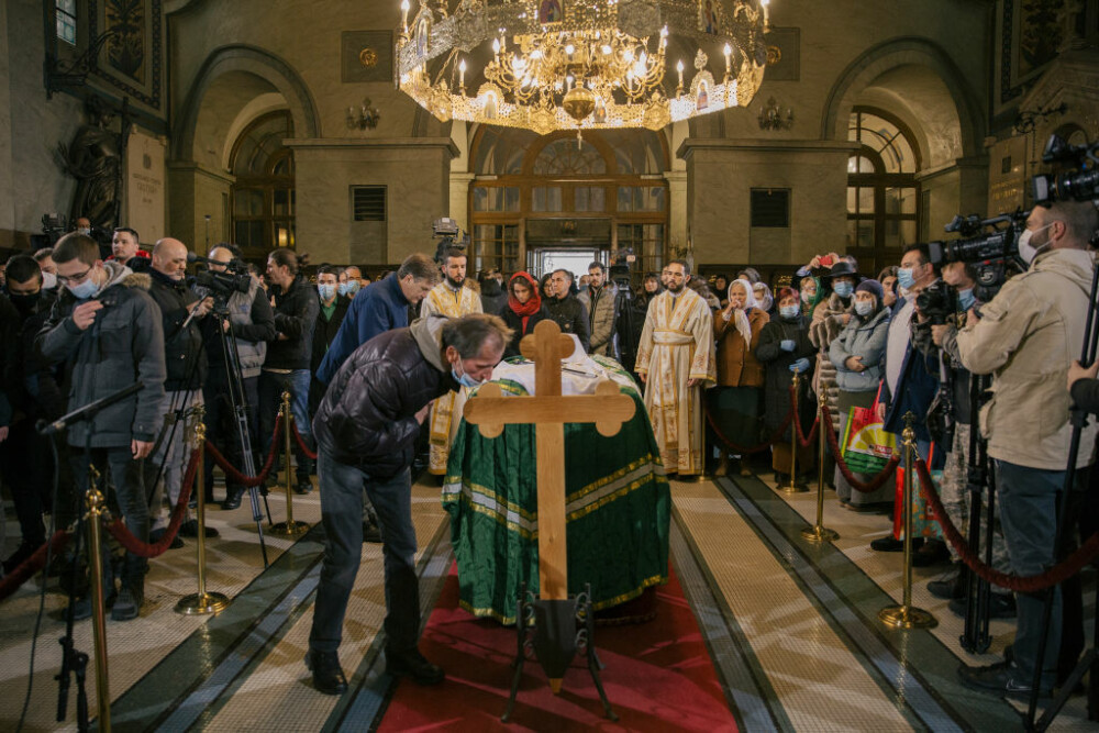 Mii de credincioşi i-au adus un ultim omagiu patriarhului Irineu al Bisericii Ortodoxe Sârbe, răpus de Covid-19 - Imaginea 3