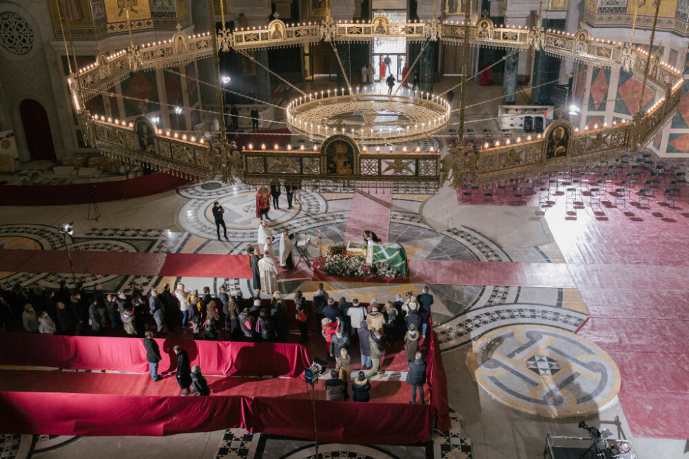 Mii de credincioşi i-au adus un ultim omagiu patriarhului Irineu al Bisericii Ortodoxe Sârbe, răpus de Covid-19 - Imaginea 2