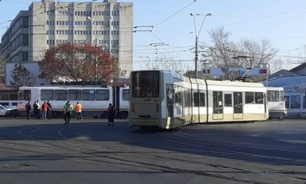 Un tramvai a fost lovit de un glonț, care a trecut prin două geamuri, în București - Imaginea 1
