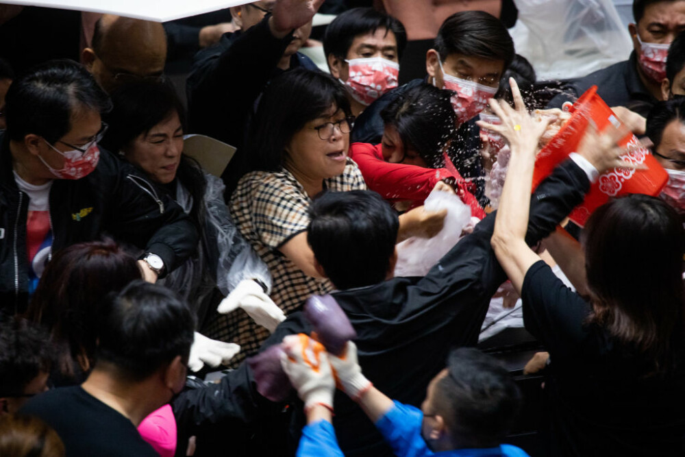 Bătăie cu măruntaie de porc în parlamentul din Taiwan. De ce s-au adus saci cu intestine şi alte organe în sală - Imaginea 1